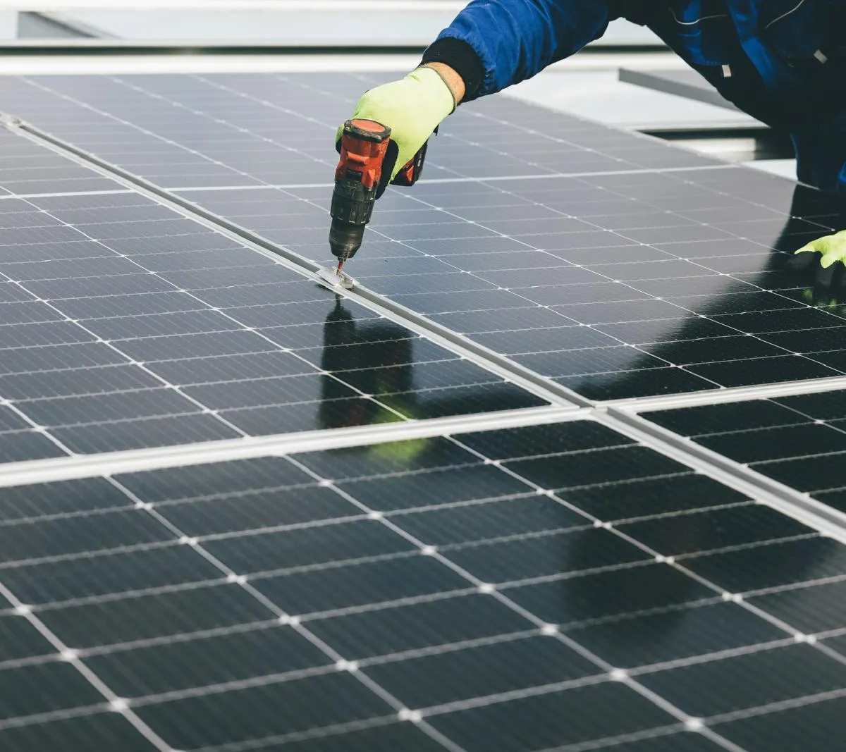 Echipă SOLEGRID montând panouri fotovoltaice