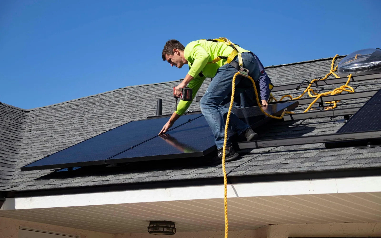Sistem fotovoltaic instalat într-un peisaj cu energie regenerabilă