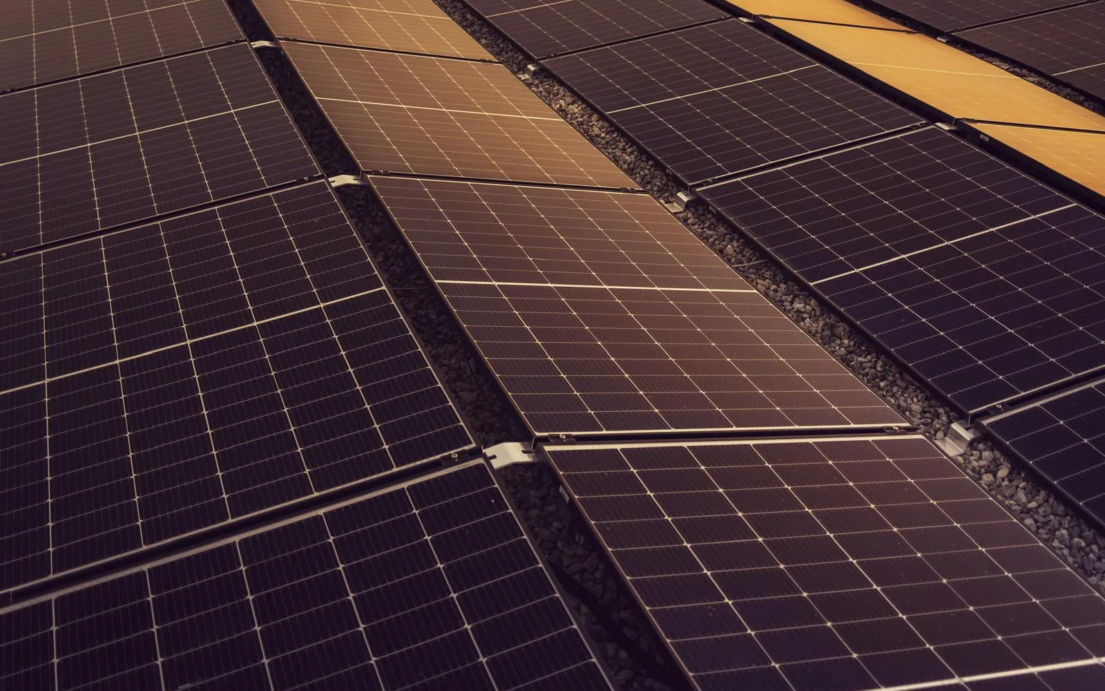 Sistem fotovoltaic instalat într-un peisaj cu energie regenerabilă