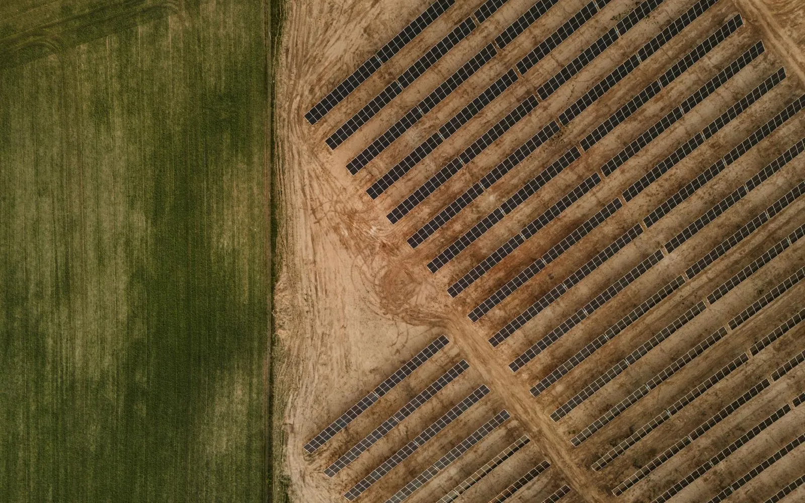 Sistem fotovoltaic instalat într-un peisaj cu energie regenerabilă